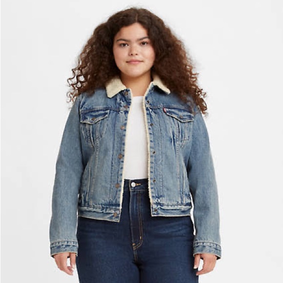 Levis Sherpa Boyfriend Jacket - Gently Used - Size Medium - Picture 2 of 3